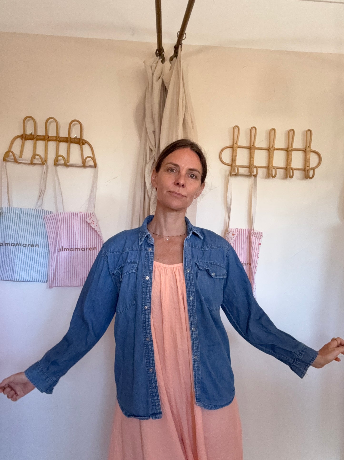 Chemise upcyclée broderie main