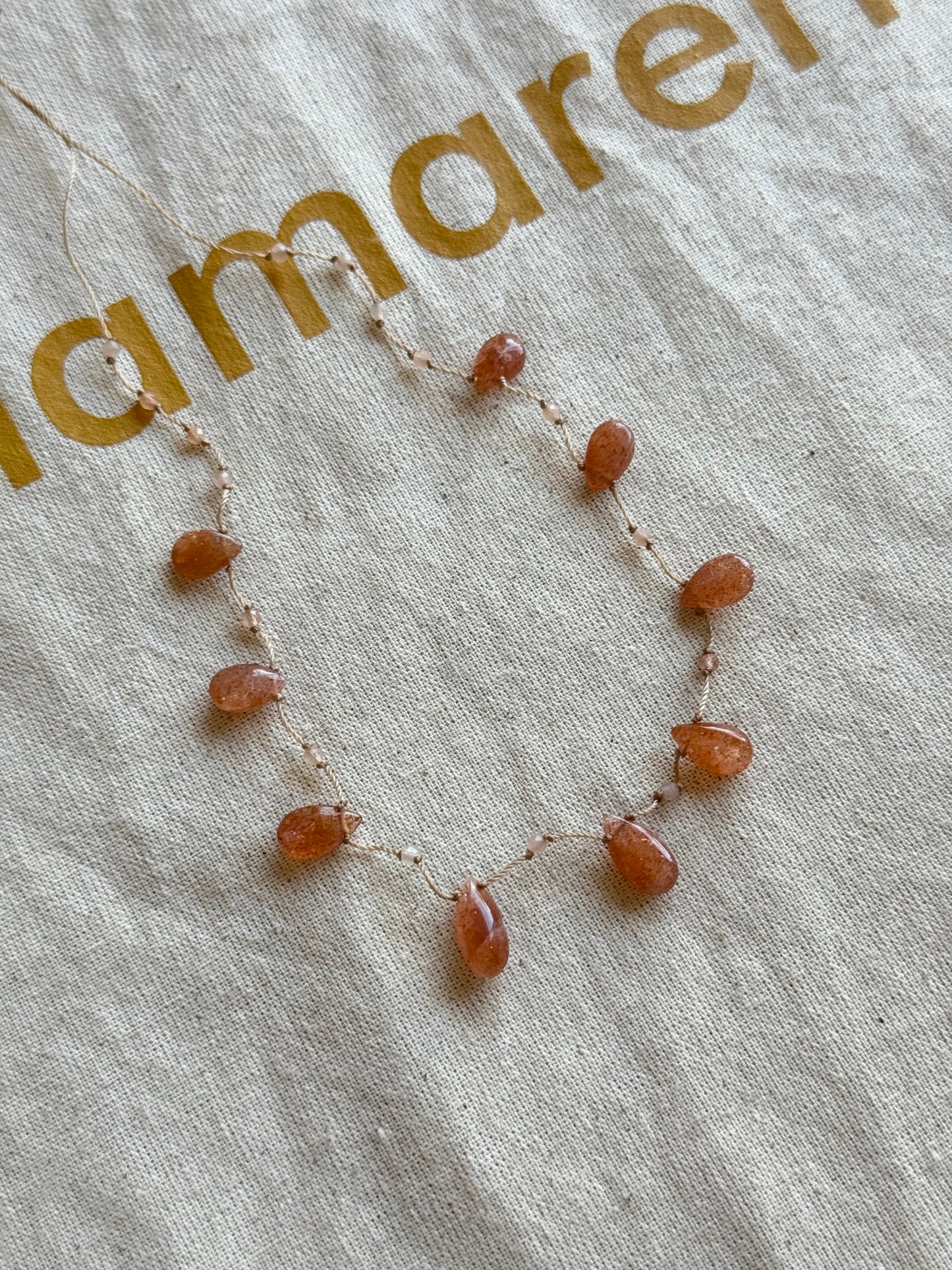 Collier gouttes pierre de soleil