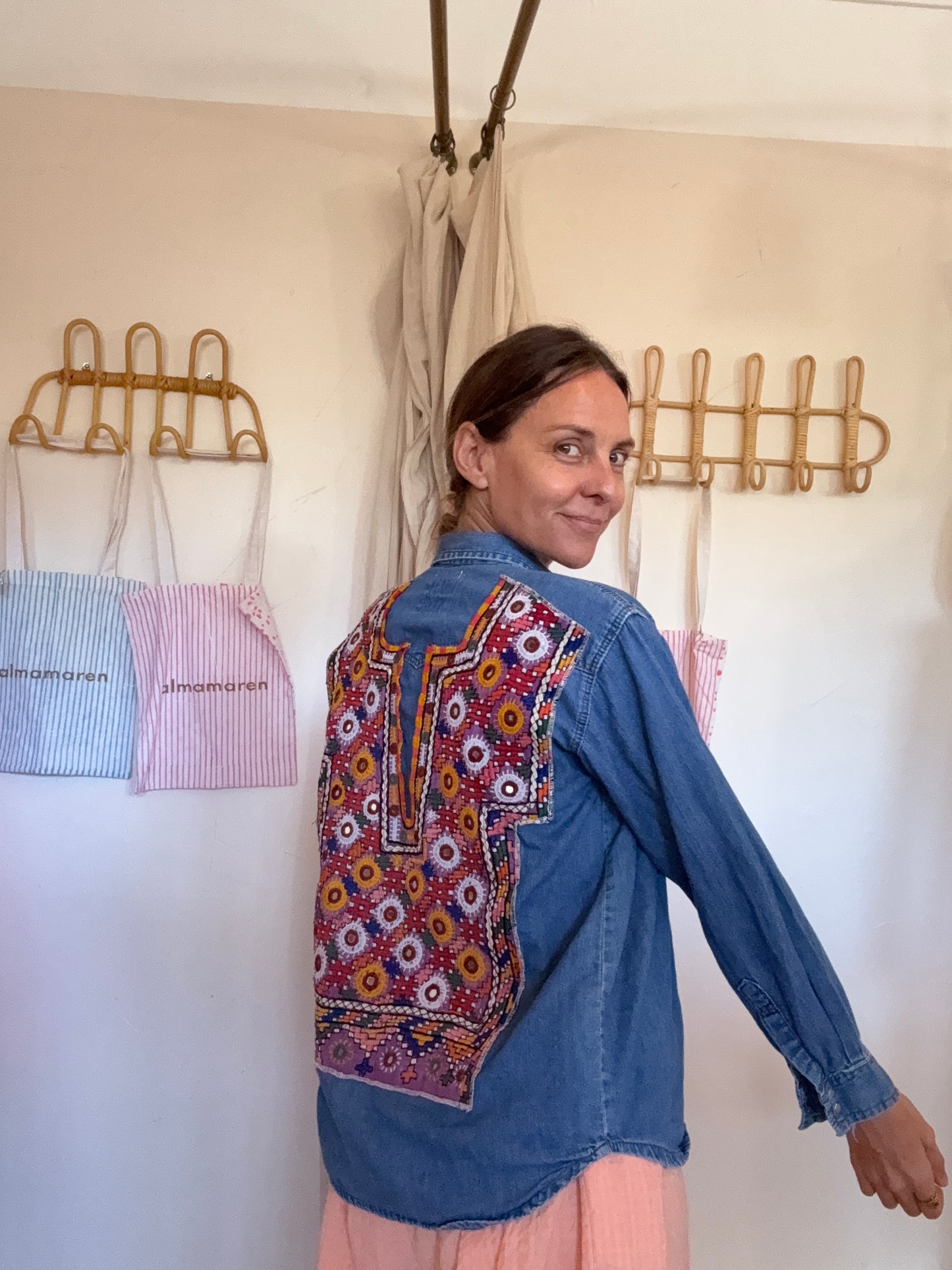Chemise upcyclée broderie main