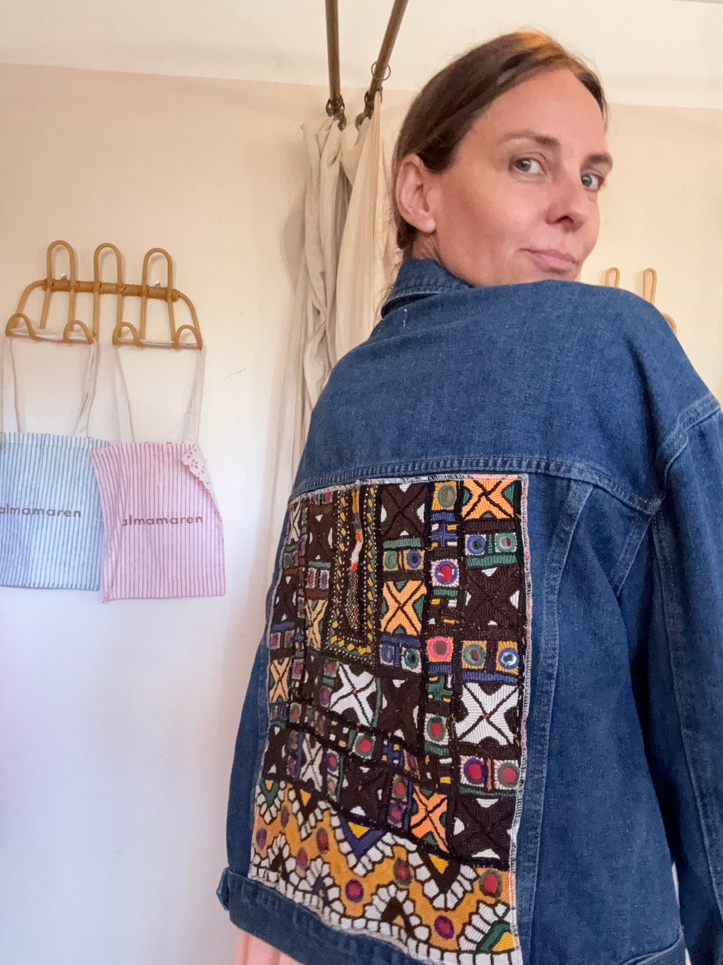 Veste upcyclée broderie main