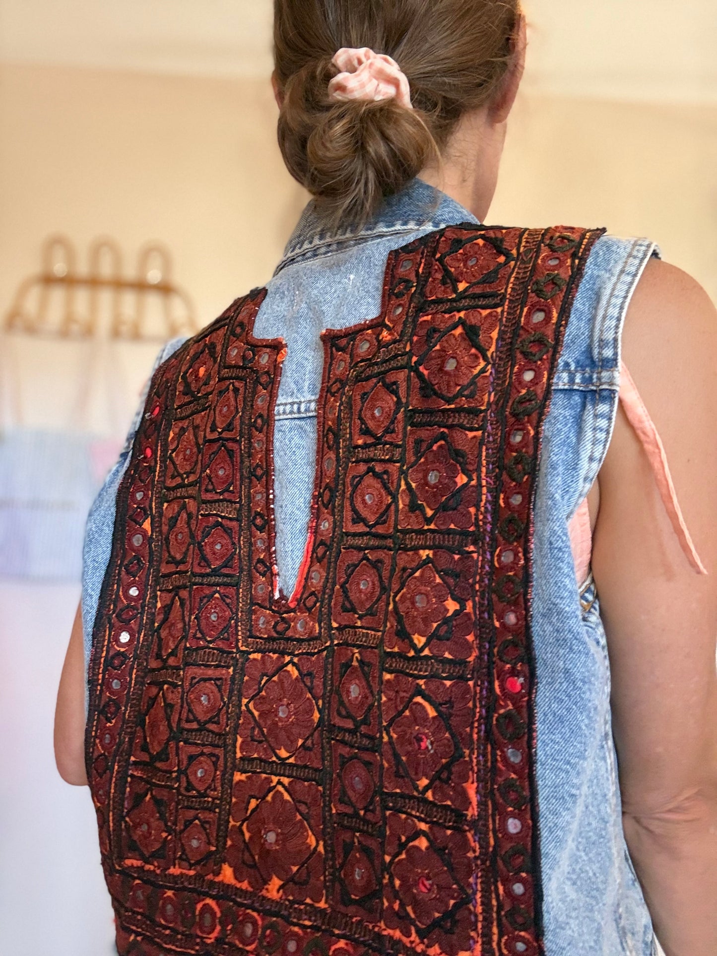 Veste upcyclée broderie main sans manches