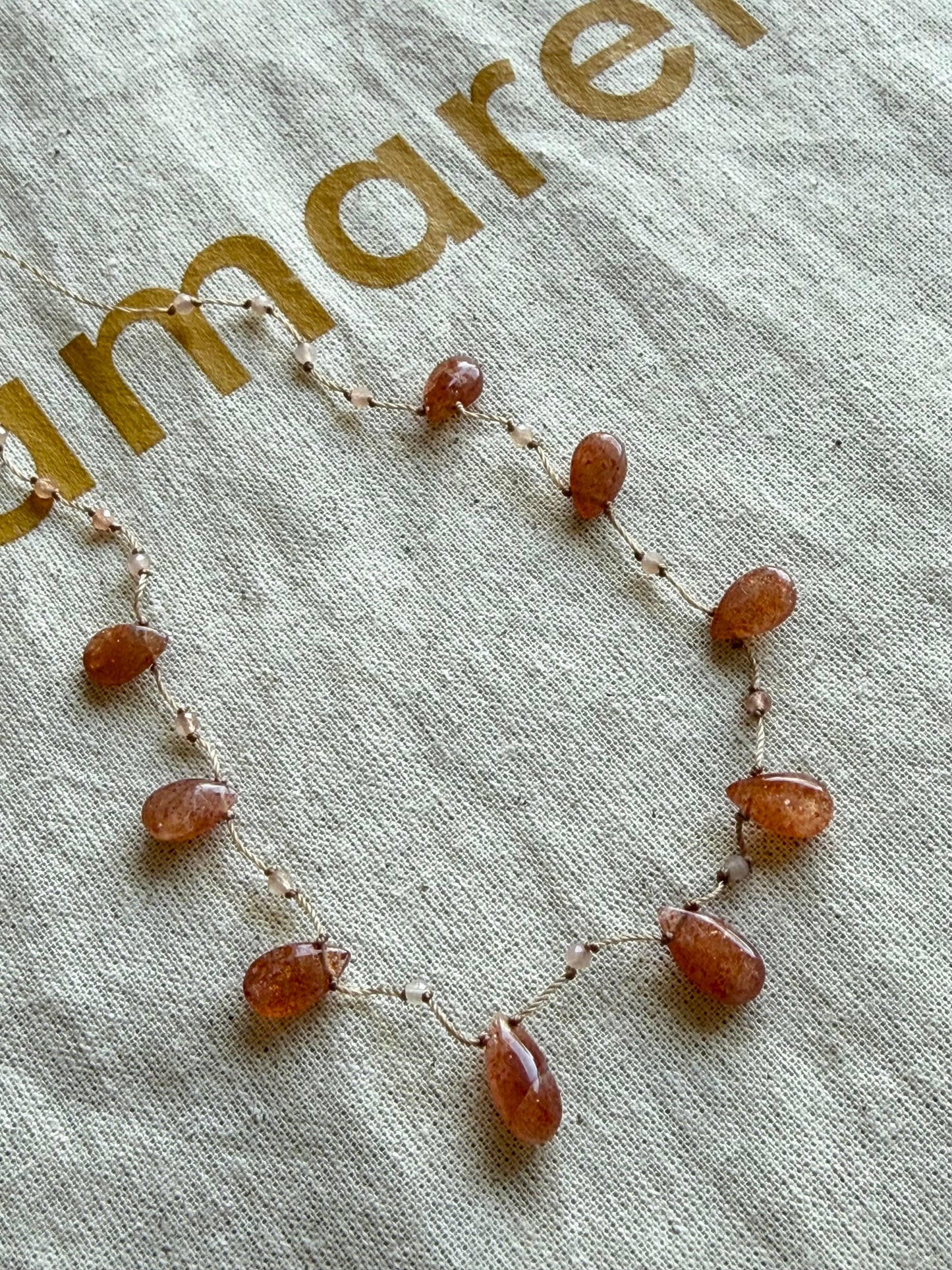 Collier gouttes pierre de soleil