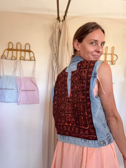 Veste upcyclée broderie main sans manches