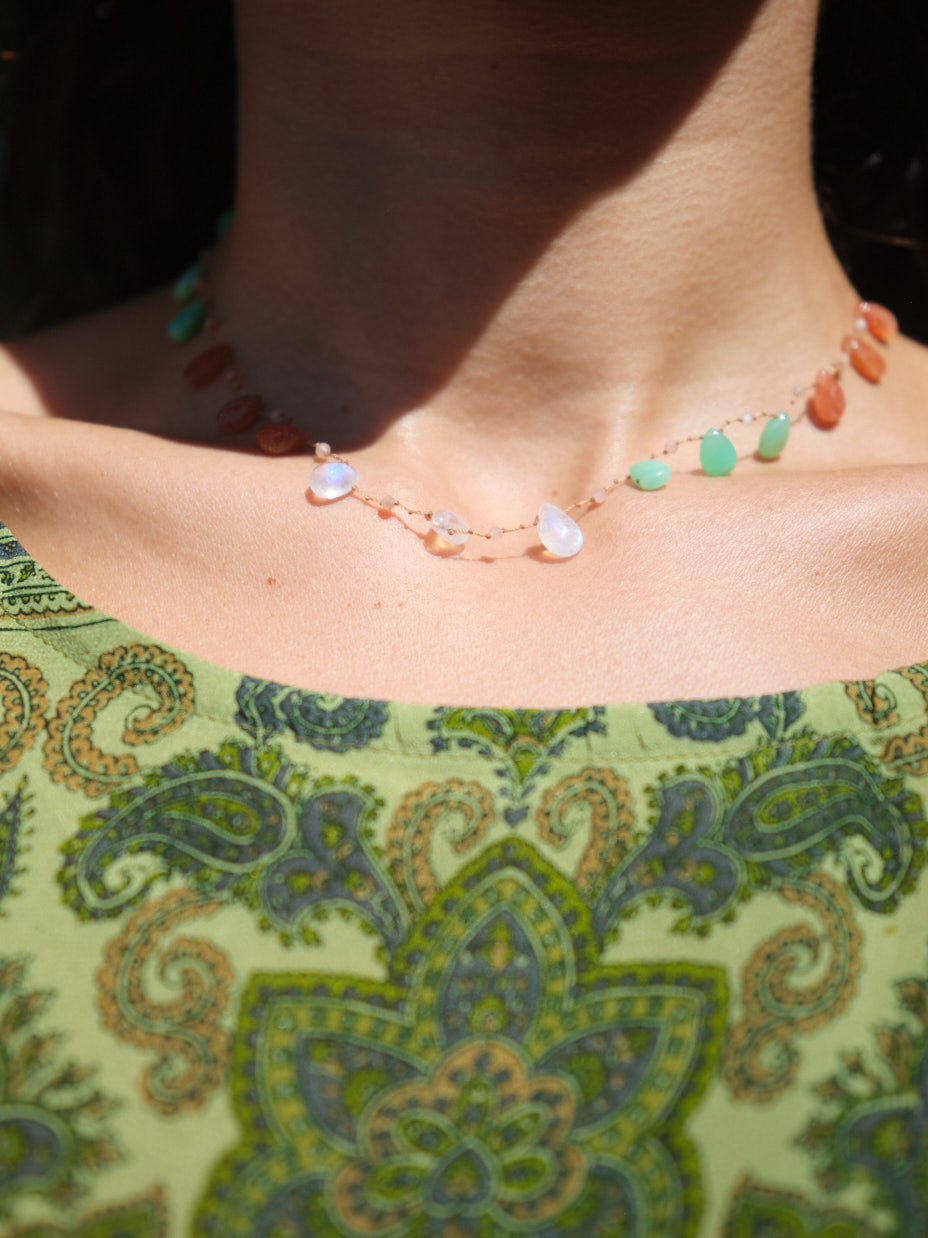Collier gouttes pierre du soleil, pierres de lune et chrysoprase