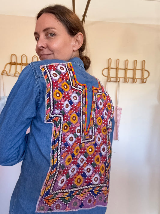 Chemise upcyclée broderie main