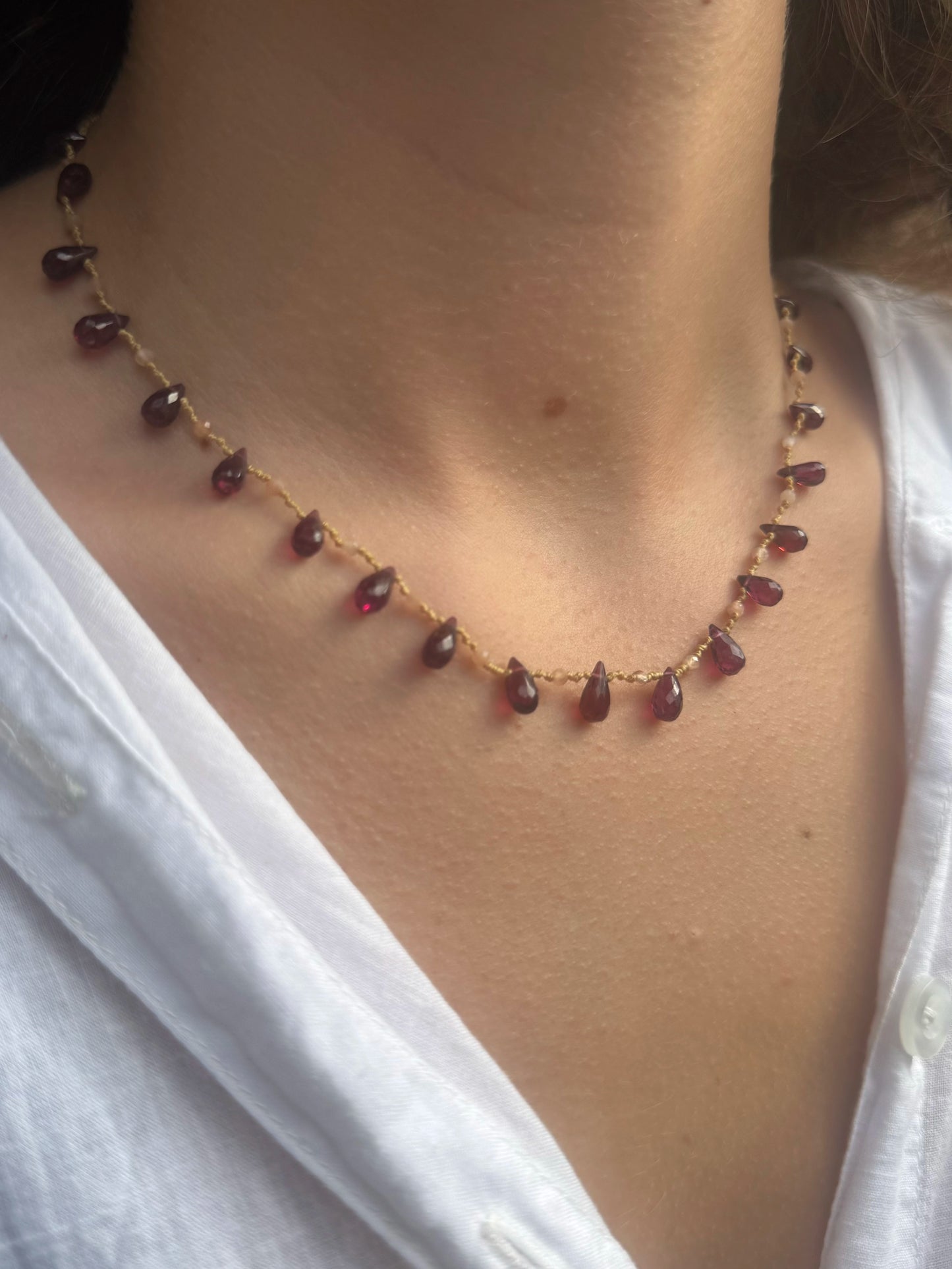 Collier gouttes poire grenat rouge et perles